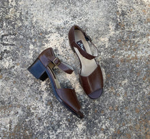 Load image into Gallery viewer, 1990’s brown heeled mary jane sandals
