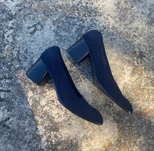 Load image into Gallery viewer, 1990’s navy blue chunky heels
